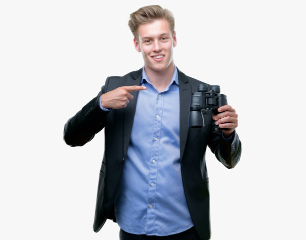 年轻英俊的金发男子透过望远镜很高兴地用手和手指指着图片下载