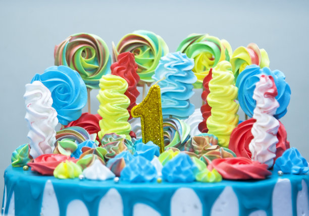 一个有一支蜡烛的蛋糕图片下载