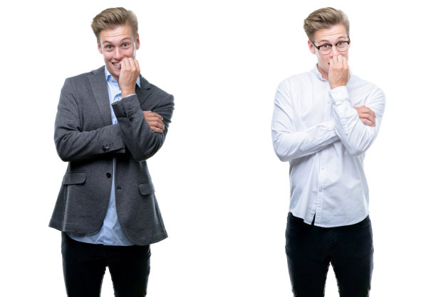 年轻英俊的金发商人穿着不同的服装看起来紧张和紧张的手在嘴咬指甲。焦虑的问题。图片下载