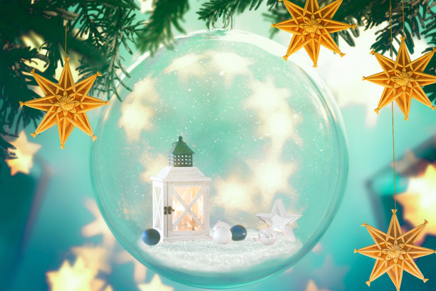 水晶圣诞球，里面有灯笼和圣诞装饰。树枝上的稻草装饰。图片下载