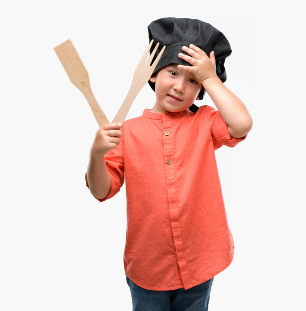 黑头发的小孩穿着厨师制服，强调用手顶在头上，震惊着羞愧和惊讶的脸，愤怒和沮丧。为错误而恐惧和不安。图片下载