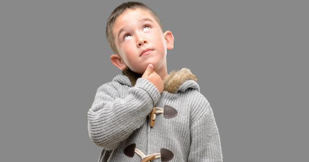 黑头发的小孩穿着外套严肃地面对问题思考着，非常困惑的想法图片下载