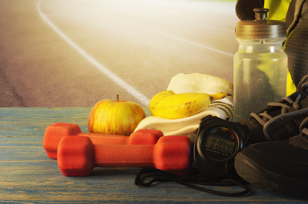 在体育场进行跑步训练的配件图片下载