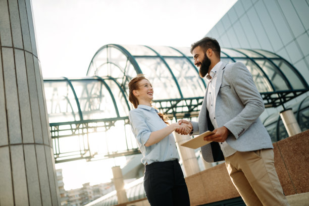 英俊的男人和美丽的女人作为商业伙伴的图片图片下载