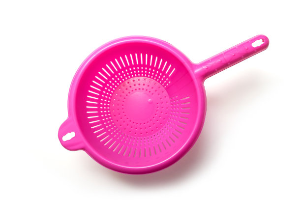 白色背景上的粉色塑料滤网图片下载