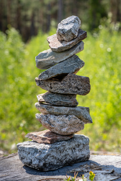 一堆石头钉在一个重量秤上图片下载