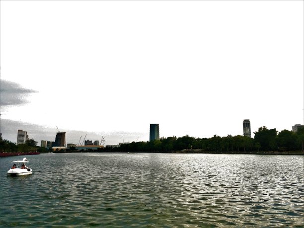 为了安全，游客穿救生衣在公园里旋转的鸭子船上。图片下载