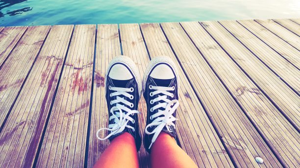 在水边放松图片下载