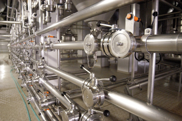 啤酒生产:啤酒厂的钢制储罐和管道图片下载