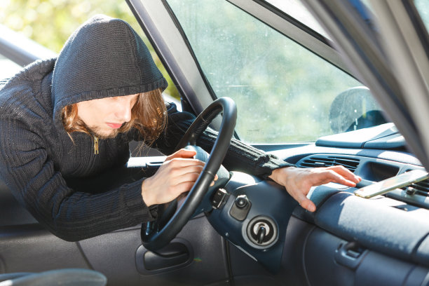 窃贼闯入汽车偷盗智能手机图片下载