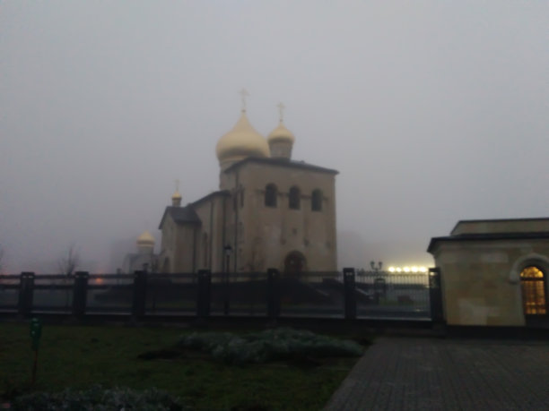 雾中的教堂。图片下载