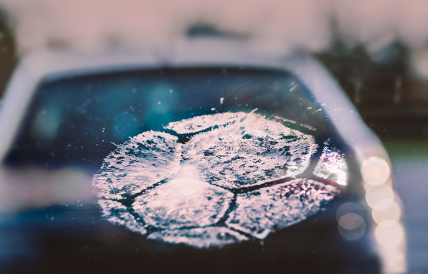 足球在汽车挡风玻璃上弹跳后留下的污迹图片下载