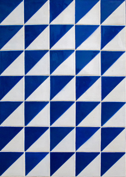 白色和蓝色的马赛克，葡萄牙北部的艺术。图片下载