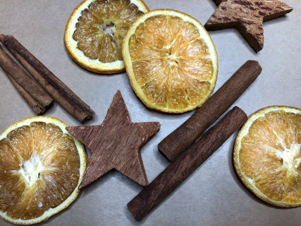 肉桂卷和桔子片，圣诞装饰品图片下载