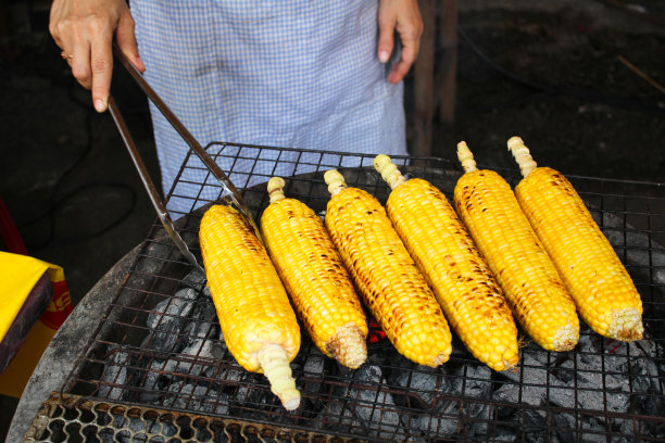 泰国街头食品市场-烤玉米棒图片下载