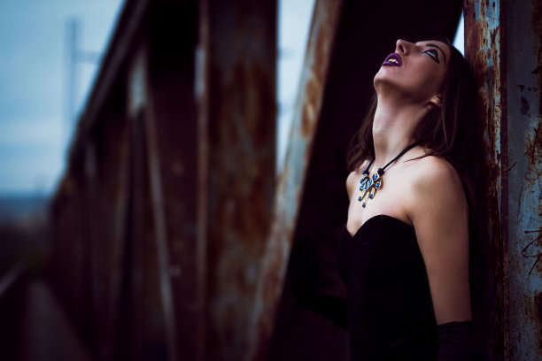 在铁路桥上穿着黑色裙子的女孩图片下载