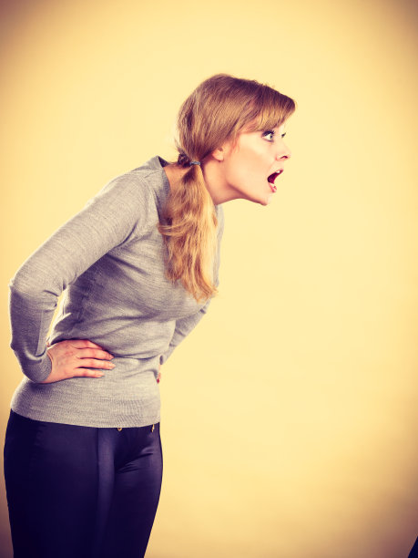 愤怒的金发女人肖像。图片下载