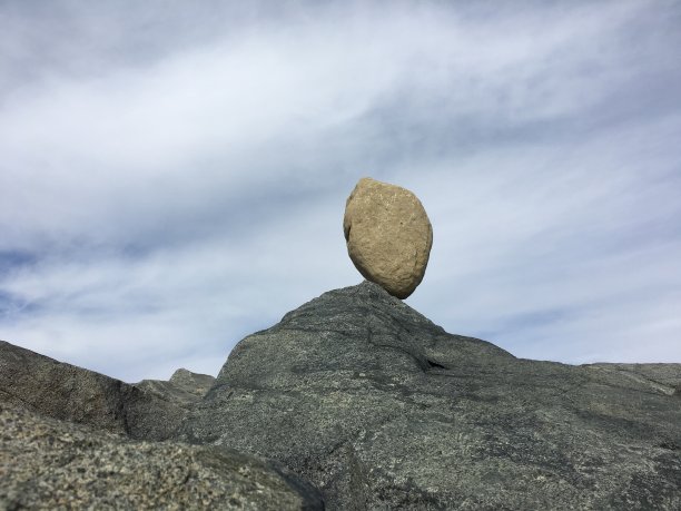 阴天下悬崖上的岩石保持平衡图片下载