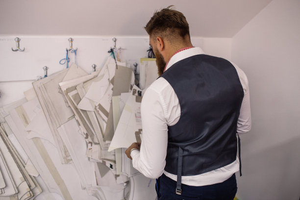 小裁缝在他的工作室工作图片下载