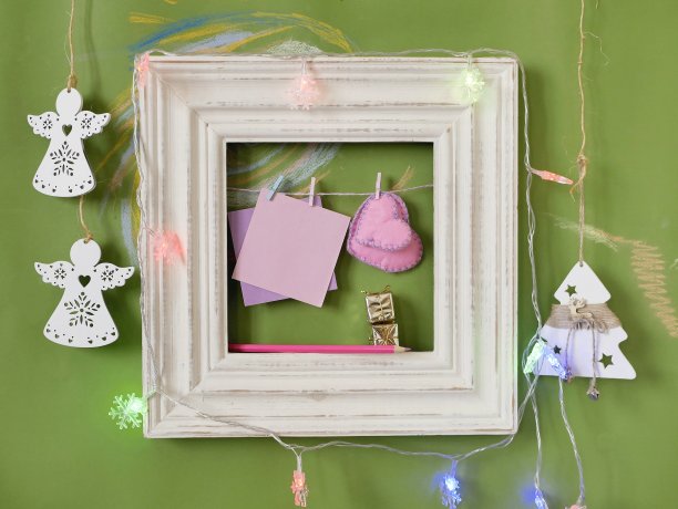 木制的复古框架与装饰上的绿色背景油漆蜡笔，祝贺节日图片下载