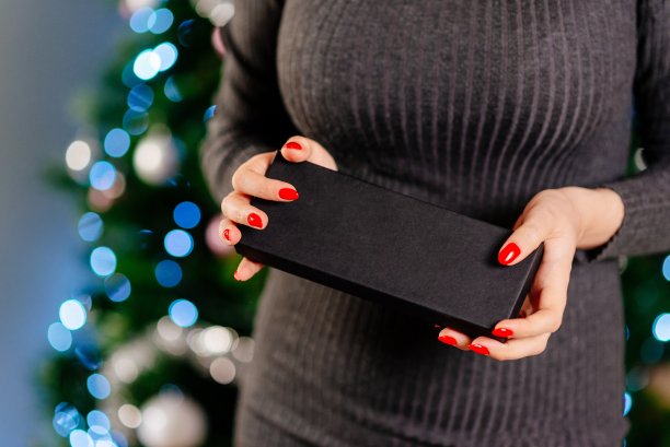 女性持有首饰盒图片下载