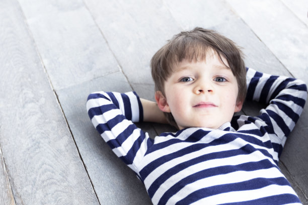 微笑男孩的肖像图片下载