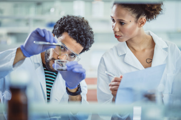 在实验室工作的科学家素材图片