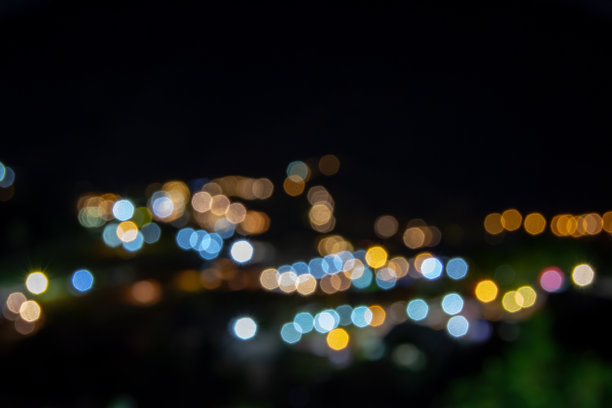 圣诞树上的玻璃球装饰品和模糊的灯光。图片下载