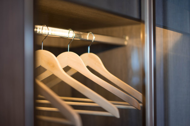 衣柜里的一组衣架图片下载