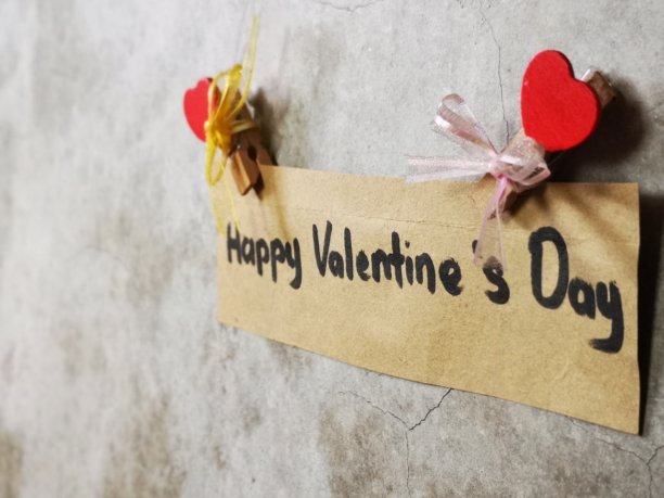 墙上挂着情人节快乐的字条图片下载