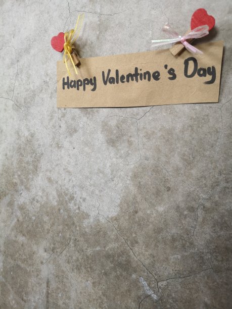 墙上挂着情人节快乐的字条图片下载