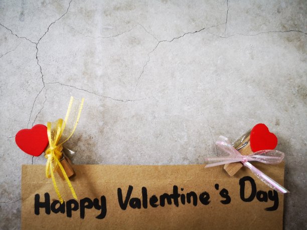 墙上挂着情人节快乐的字条图片下载