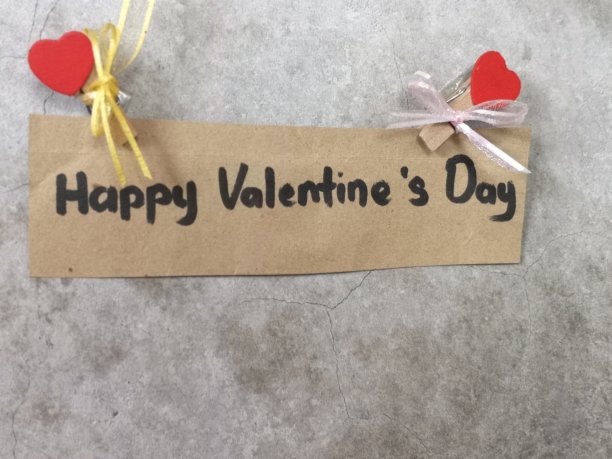 墙上挂着情人节快乐的字条图片下载