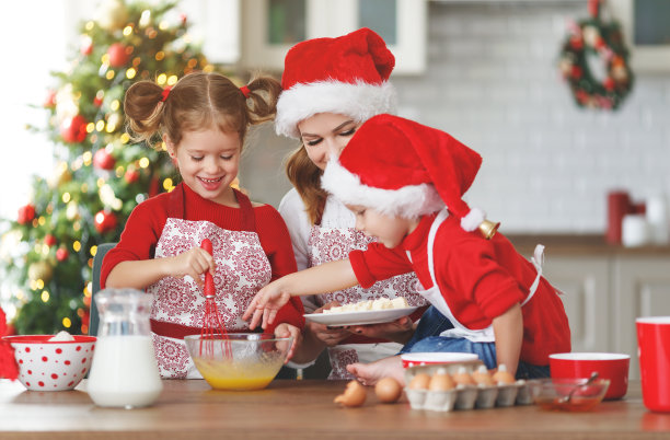 快乐全家烤制圣诞饼干图片下载