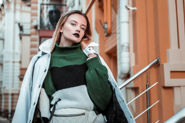 专业的年轻照片模特摆姿势的衣服从冬季收集图片下载