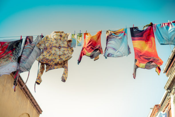 街道上晾衣绳上挂着的衣服图片下载