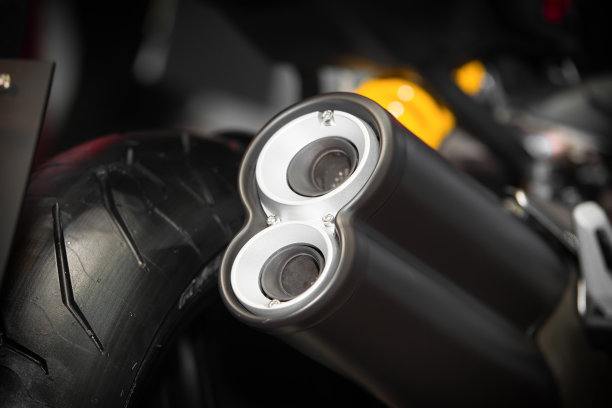 赛车摩托车的排气或进气的特写。摩托车的低角度照片。图片下载