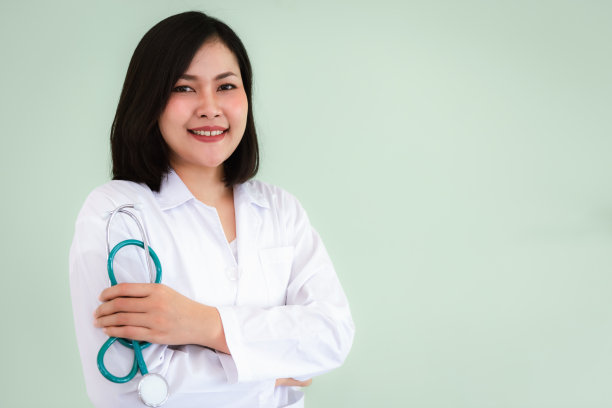 微笑的女医生的肖像站在孤立的背景，医疗保健和医疗职业概念图片下载