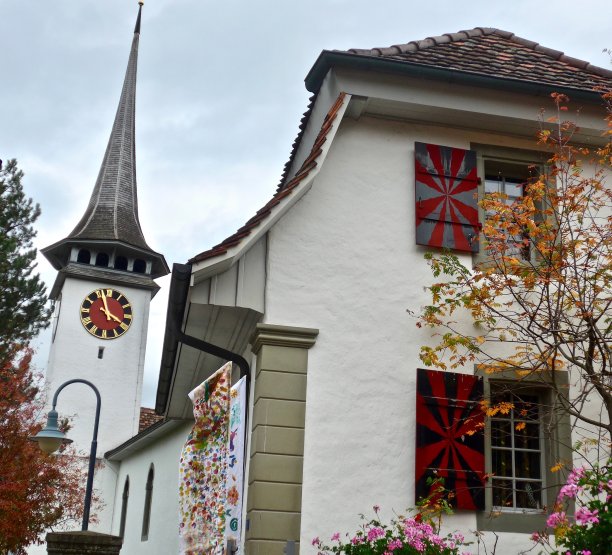 瑞士归正教堂，在瑞士德裔地区的一个村庄有一个钟塔图片下载