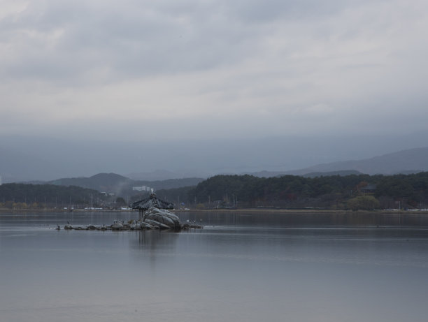 韩国京浦湖的亭子和岩石- va115图片下载