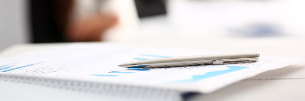 桌上的重要文件上放着银笔图片下载