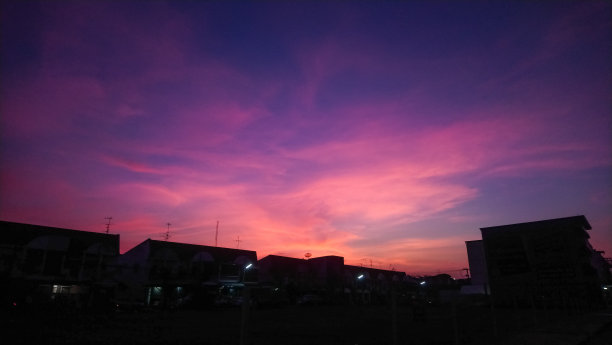 夕阳与云彩在天空中的倒影图片下载