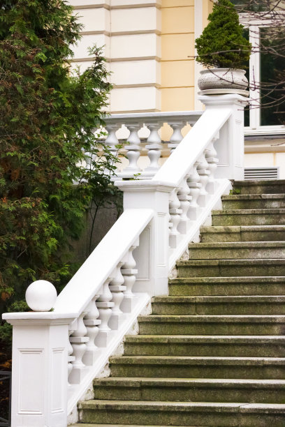 旧漂亮的户外楼梯，背景与复制空间图片下载