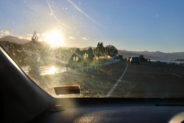 驾驶在低太阳道路景观，塔斯曼地区，新西兰图片下载