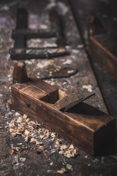 木制背景上的老式手工工具图片下载