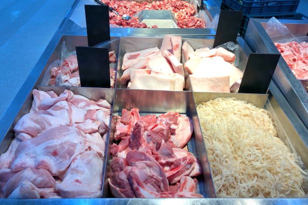 托盘上的部分猪肉在超市出售图片下载