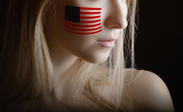 脸颊上有美国国旗。图片下载