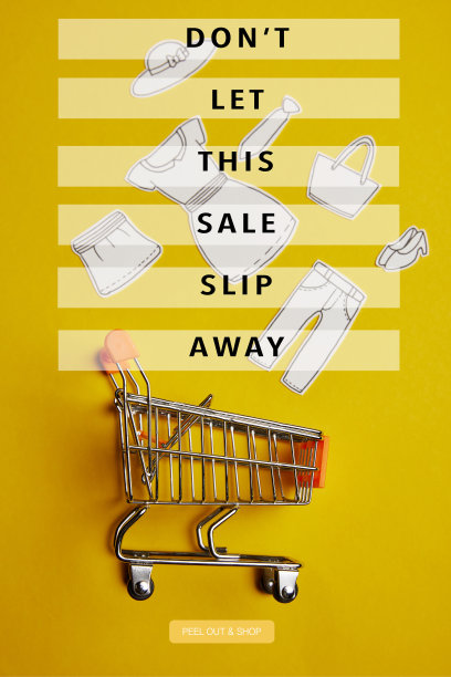 俯视图的小购物手推车与纸衣服在黄色的背景，不要让这个销售溜走题词图片下载