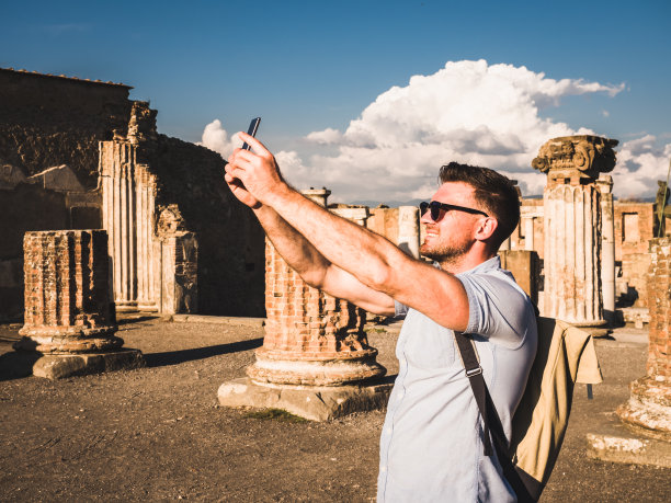 戴着墨镜拿着智能手机的帅哥图片下载