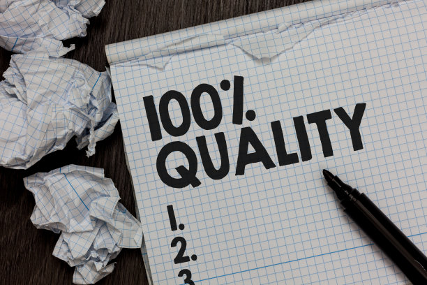显示100质量的文字标志。概念照片保证纯净和无有害化学物质顶级标记在笔记本上皱巴巴的纸，撕破的页几次尝试错误。图片下载